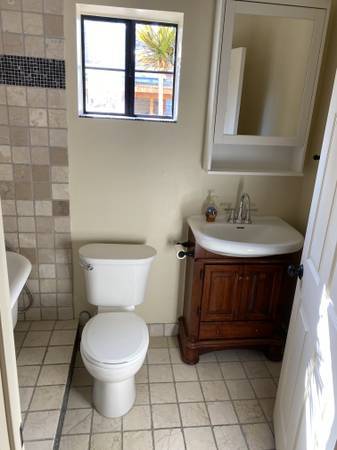 $2,000 / 950ft2 - Studio with attached 2 car garage (San Diego)63865931186305124