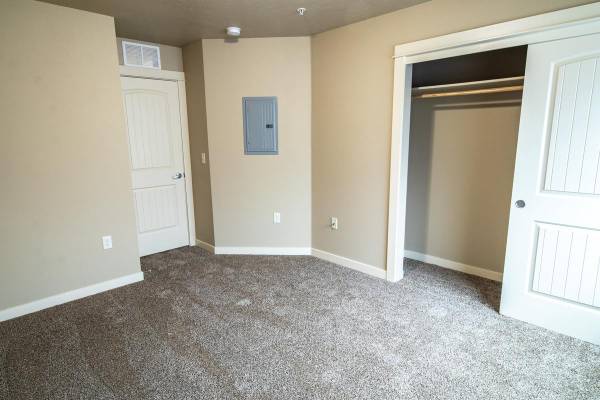 $1,825 / 2br - 960ft2 - Vaulted Ceilings & Dog Park Delight - Move-In Special! (Boise)63794970203011124