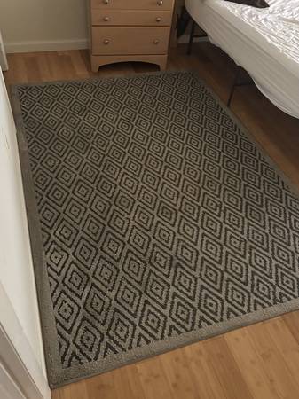 QUEEN BEDROOM SET- Pick up Tuesday 12/30 10AM-2PM 1