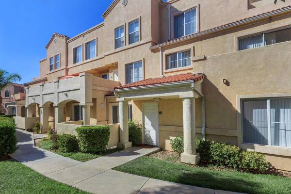 $2,909 / 3br - 1167ft2 - Amplio apartamento de 3 habitaciones y 2 baños – ¡Moderno, luminoso y excelente ubicación! (18005 W. Anne's Circle, Los Angeles, CA)63700996573059124
