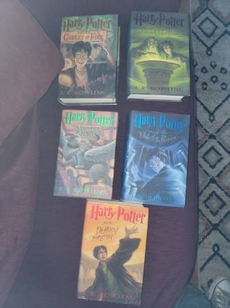 Cinco primeras ediciones de Harry Potter con sus sobrecubiertas en excelente estado. - $100 (bernal heights)63471459085697121