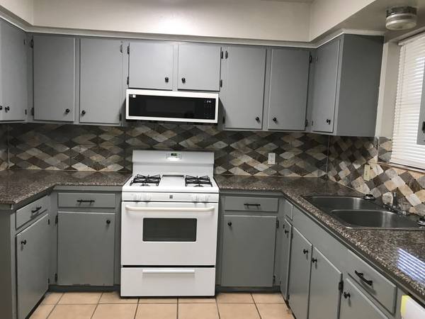 $1,200 / 2br - 2 BEDROOM 1 BATH/GARAGE DUPLEX $1200 JONES HOLLOW (Beeville)64036536192387120