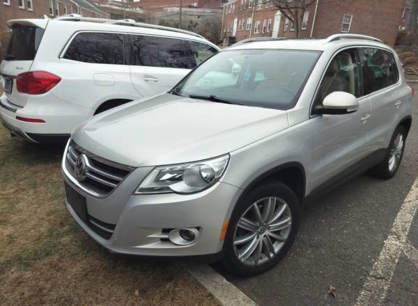 2011 Volkswagen Tiguan 4Motion 1