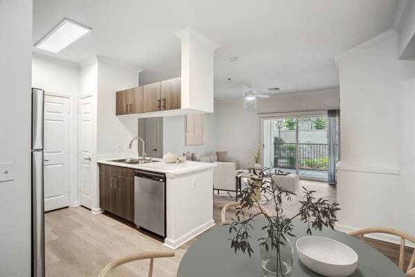 $2,213 / 2br - 1085ft2 - Piscina estilo resort, renovación con pisos de tablones, lavadora y secadora en casa63844736077955124