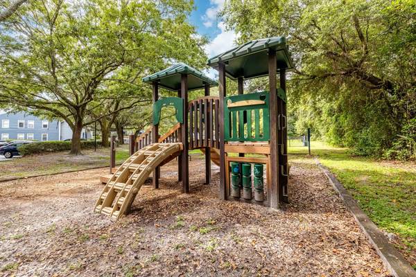 $2,199 / 3br - 1455ft2 - SPOOK-TACULAR DEALS! MOVE IN BY 10/17 & SAVE! (8401 Southside blvd, Jacksonville, FL)64005272194818121