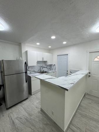 $1,895 / 2br - 850ft2 - **PROMO $750 FOR FIRST MONTH-2 BED/1 BATH-2750 Pierce St.** (HOLLYWOOD)63825138528387122