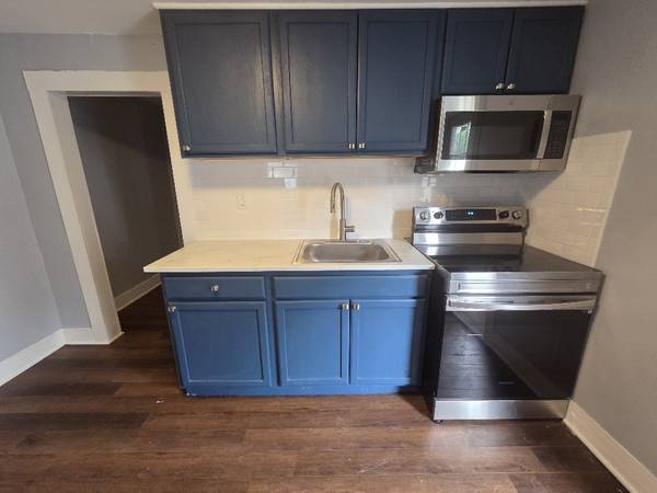 $1,100 / 1br - 750ft2 - One bedroom apartment in a duplex. (Raleigh)63685997746947120