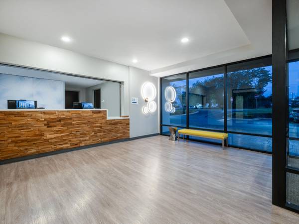 Elevators, Free WiFi, Express Check-out 1