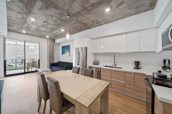 $3,595 / 1br - 987ft2 - State-of-the-art Fitness Center, Efficient Appliances, Dishwasher (111 N Louise St, Los Angeles, CA)63857624765697122