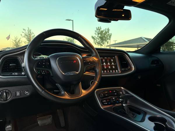 2017 Dodge Challenger SXT - $10,90063470414027523124