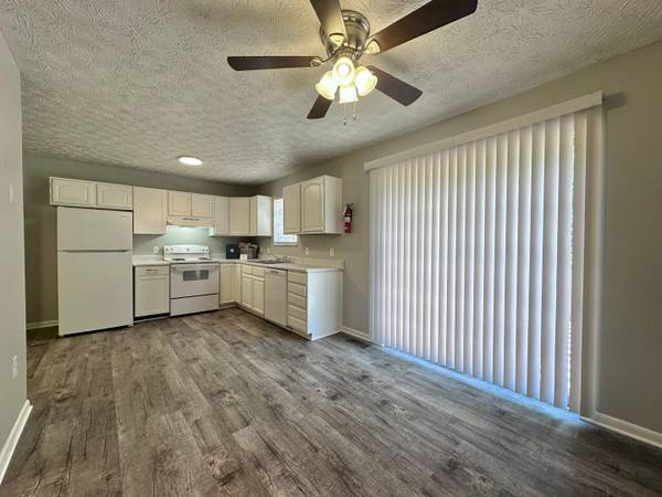 $1,918 / 4br - 1860ft2 - FOUR Bedroom Trilevel Townhouse coming 11/21/2025! (Jefferson City)63815695414531122