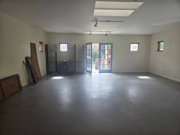 $1,950 / 900ft2 - Large studio space on Upper Canyon Rd (Upper Canyon Rd)63806092663297124