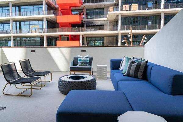 $5,204 / 2br - 1156ft2 - Estación de Lavado para Mascotas, Almacenamiento de Bicicletas, WiFi en Toda la Comunidad, Piscina (Culver City)63829303124353121