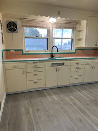 $1,890 / 2br - 982ft2 - $1890.00 / 2 camas / 1 baño - Casa Recién Remodelada (derecha) (Olympia)63659632092545123