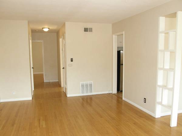 $1,875 / 1br - 750ft2 - top floor unit luxurious bath hardwood plentiful sunlight, FREE applic (oakland lake merritt / grand)64030484457731121