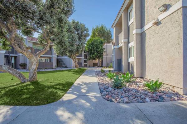 $2,570 / 2br - 812ft2 - Mirrored Closet Doors, Vertical Blinds, 2/bd (3760 North Way, Oceanside, CA)63819205262081123
