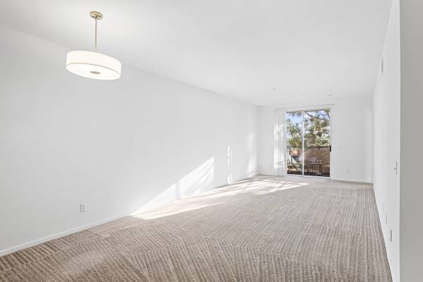 $3,435 / 2br - 1102ft2 - 2 Months Free! Extra $100 Concession If You Apply Today! Costa Verde! (San Diego)63865931333251124