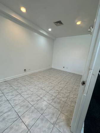 $1,500 / 700ft2 - 2 office spaces 700 sq ft total (Albany Park)63918415884546122