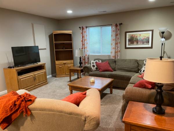 $1900.00 / 3br - 1300ft2 - Fully furnished duplex (lower level) near rec area64021008996995124