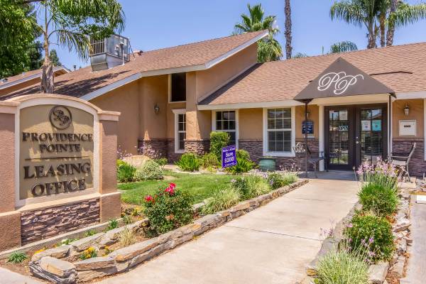 $2,025 / 2br - 1006ft2 - AVAILABLE SOON! 2 BED 2 BATH, ATTACHED GARAGE, WASHER/DRYER HOOK UPS! (CLOSE TO OLD TOWN CLOVIS, GOOD SHOPPING AND GREAT DINING!)63798509673985120