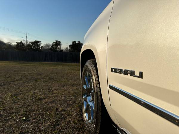 2016 GMC YUKON DENALI FULLY LOADED PEARL WHITE - $18,999 (Snellville)63620301780225123