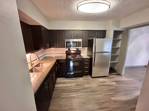 $1,599 / 3br - 1300ft2 - Three Bedroom Available Soon! (Louisville)64008826877441123