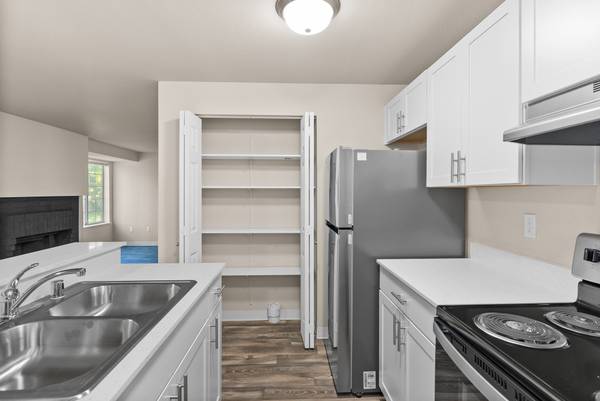 $2,025 / 3br - 1100ft2 - Gorgeous Lakeside Location, Located in Lakewood, 3/bd (2611 84th Street Ct, Lakewood, WA)63688352390531123