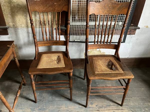 For Sale 2 Beautiful Oak Dinning Room Chairs 1