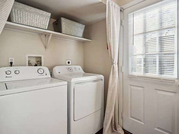 $1,405 / 2br - 960ft2 - Discounts for Collins, Hospitals & Teachers! (** $99 Deposit **)63942847879426122