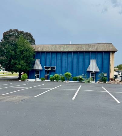 $3,000 / 4700ft2 - Commercial Building For Lease (High Point)64027275802370121