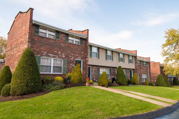 $1,225 / 2br - Perfect Two Bedroom Townhome in Plum! Ample Natural Light, Central A/C (Plum, Monroeville, Boyce Park, Plum Boro)63664544204547120