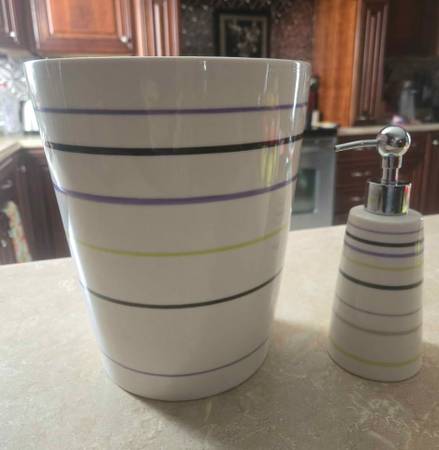 Ceramic  bathroom  accessory set 1