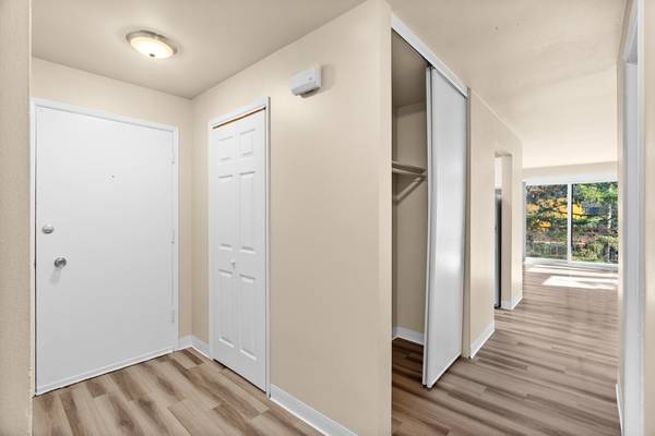 $2,300 / 2br - 919ft2 - 2BD 1BA, Courtyard with BBQ, Washer/Dryer (40 Newport Way NW, Issaquah, WA)63688333285507123