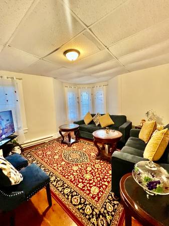 $1,800 / 2br - 1150ft2 - Spacious 2 Bedroom 1 bath Freshly Painted w/ Hardwoood fkoors (Lowell)64034777045633121