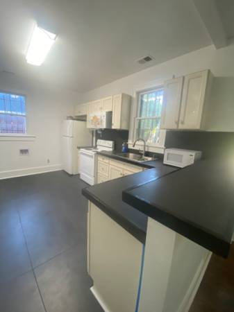 $1700.00 / 2br - 1100ft2 - Beautiful home with brightness and character!64016108364035121