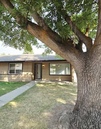 $1,625 / 2br - Cute 2 Bedroom Duplex in Cherry Manor! (1240Da) (Wenatchee)63808971182849123