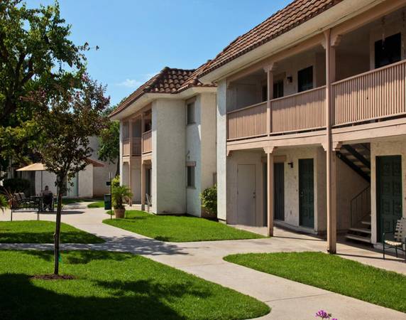 $2,695 / 2br - Lovely La Mesa - Convenient + Garden-Style Courtyards - Pet Friendly (La Mesa)63998601186562123