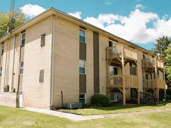 $950 / 2br - 750ft2 - On-Site Management, Laundry Facility, Carpeting (327 Union St, Newark, OH)63676380900609122