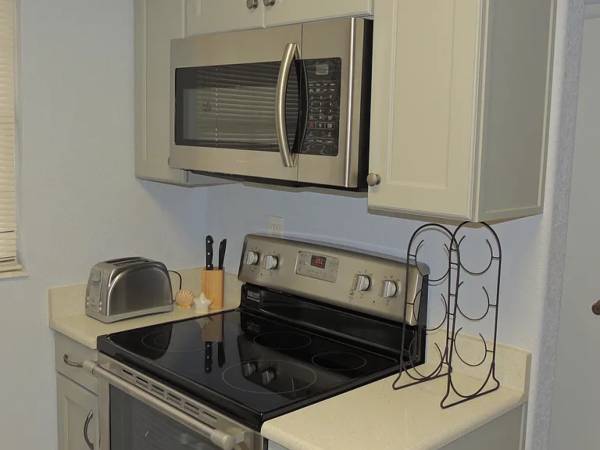 $60 / 1br - 766ft2 - Furnished and updated! Move right this top floor one bedroom one bath condo in t (Cocoa Beach)63923537175043123