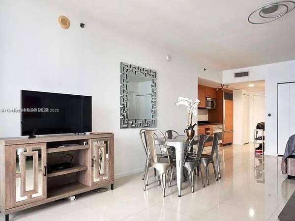 $2,395 / 1br - 550ft2 - MOVE IN ASAP! Large luxury studio with waterview (Brickell)64049282181633124