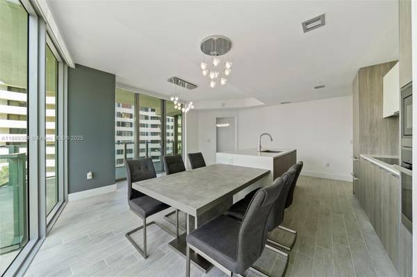 $4,600 / 2br - magnificent balcony the perfect place to relax (2900 NE 7th Ave)64051006399618124