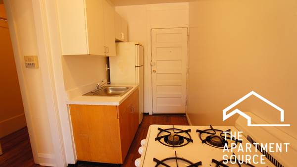 $1,250 / 360ft2 - Studio in Logan Square! SO CLOSE to Blue Line, Pets OK (Logan Square)63898858615682121