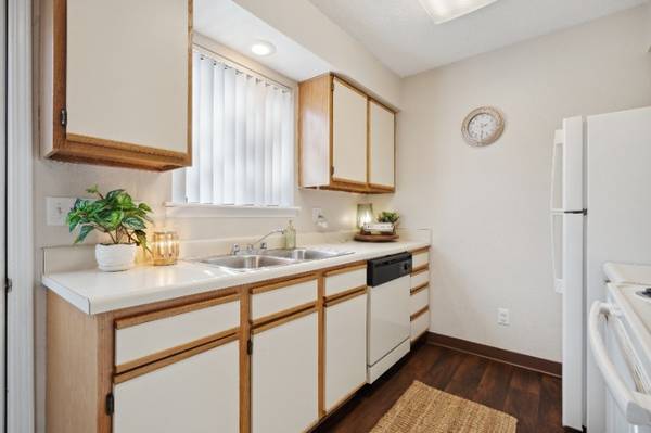 $1,470 / 2br - 960ft2 - Sept/Oct Townhome Availability! (Across from Bowman Woods next to HyVee)63863565889283124