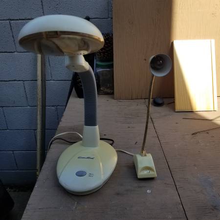 1 old lamp. (Desk) 1