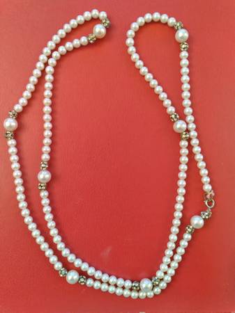 Jewelry: Long-strand Vintage Pearl Necklace 1