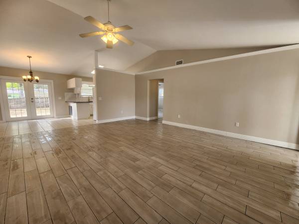 $1,850 / 3br - 1294ft2 - Updated 3 bed 2 bath with garage in Ocala Park Estates. (Ocala)63861744452353121