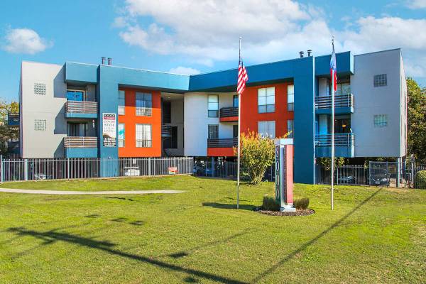 Dishwasher, Tile Backsplash, Window Coverings 1