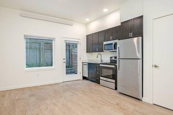 $995 / 320ft2 - Almacenamiento Cubierto para Bicicletas, Barrio Ideal para Bicicletas, Microondas Montado en Campana (Piedmont-Woodlawn)63672530385795121