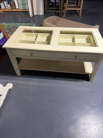 Coffee/living room table 1