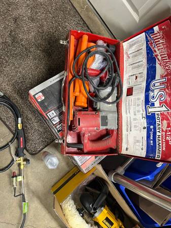 Milwaukee 1-1/2 demo chip roto hammer with extras 1